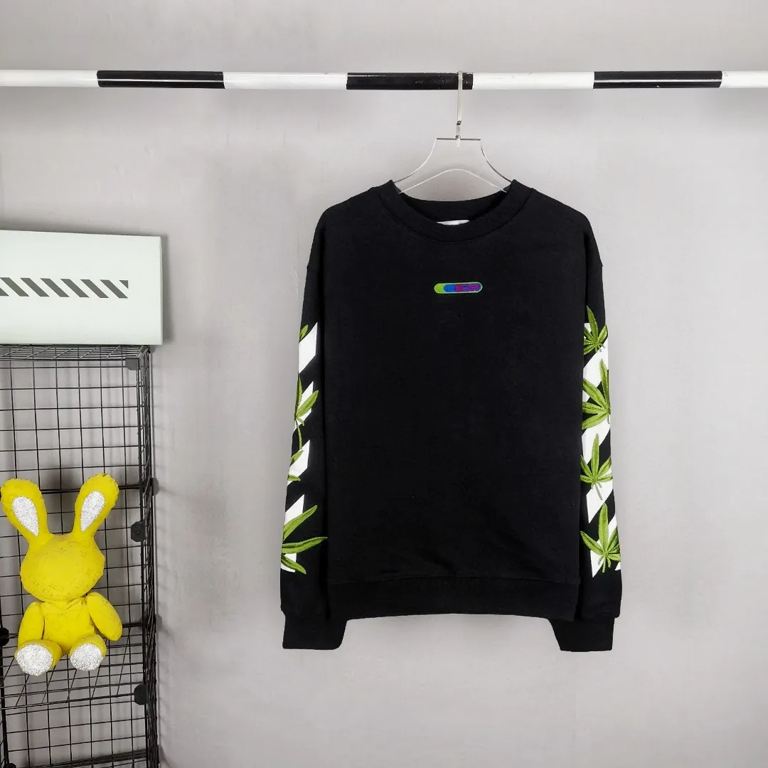 [New Style] 22SS top version OFFWHITE OW lucky leaf embroidered print male and female couples same trendy pure cotton loose autumn and winter round neck sweatshirt. This year's environmentally friendly series is indeed interesting, all centered around plants. The combination of lucky leaves and arrows has a slightly fresh and artistic style. The front panel printing uses Tajima embroidery printing and superimposed embroidery technology, with a yellow background, a second layer of blue, and the last layer is purple OFF. The embroidery is raised and has a tactile feel. The arrows on the back are made using imported glue technology and then put on the embroidery machine. The printing is realistic and full. Ye Jing's expression is very obvious. Customized three-label auxiliary materials to perfectly restore ZP.  Color: black and white Size: XS-L P:410